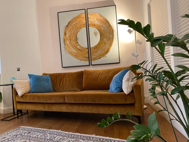 Der warme Behandlungsraum mit Cognac-Samtsofa